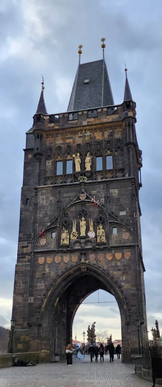 舊城區望查理大橋城塔面