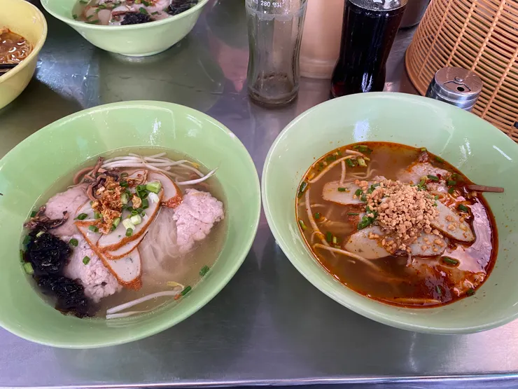 這是廠長經常來的麵店,我們吃了也讚不絕口,左邊是清淡的白麵,右邊則是泰式酸辣的黃麵。