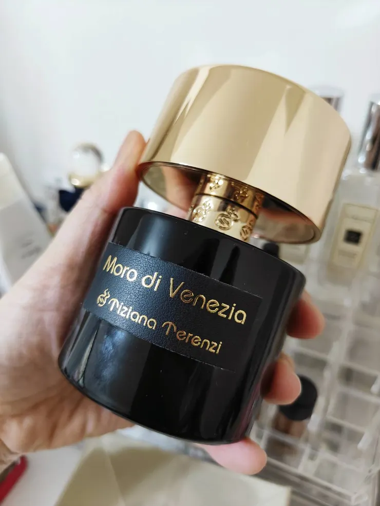 瓶身上的標籤為皮革標籤