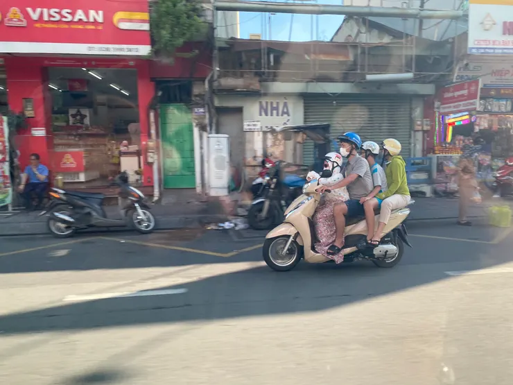 一台機車就承載著一家人，這點越南和臺灣是一樣的