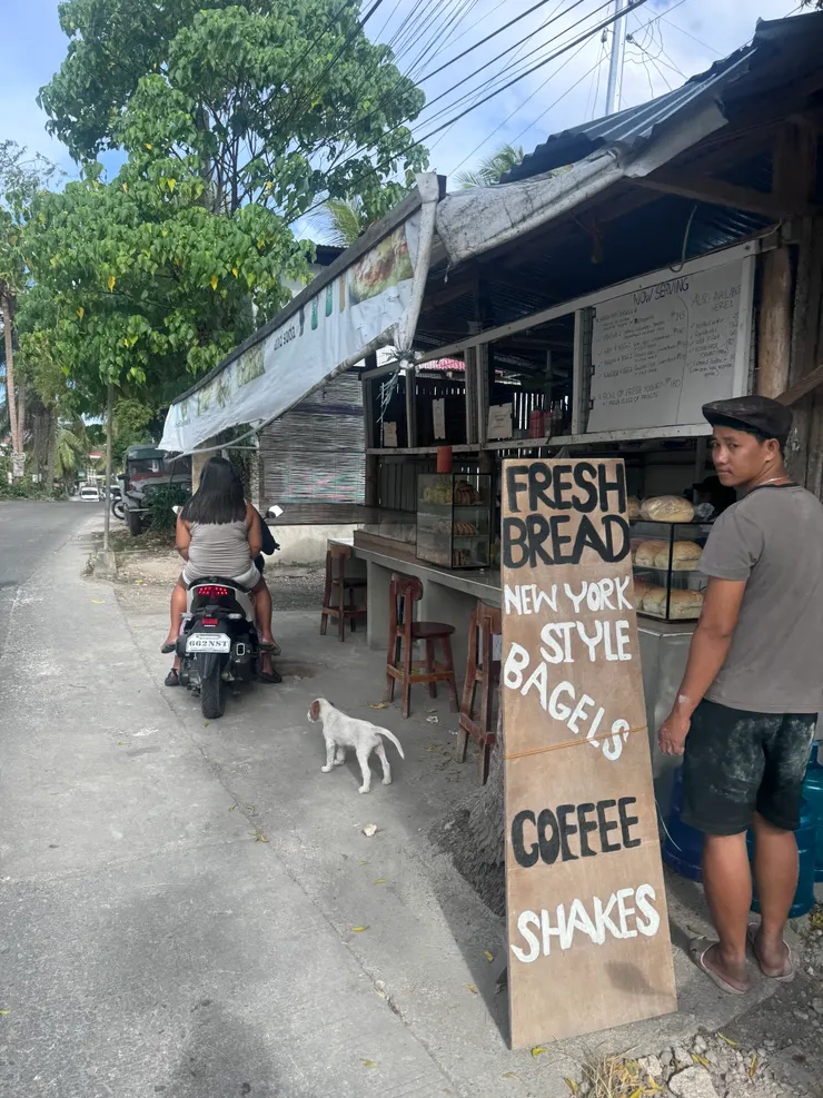 青旅旁的貝果店，生意很好，只是我太飽吃不下