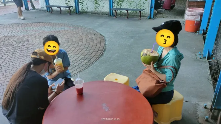 多良車站旁有許多攤位,夏天椰子最消暑