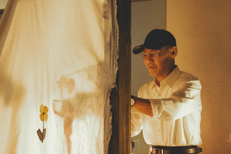 陳欽生操持皮影戲偶，透過皮影戲訴說自己的故事。（圖片來源：https://kfa.kcg.gov.tw/tw/the-island-of-shells）