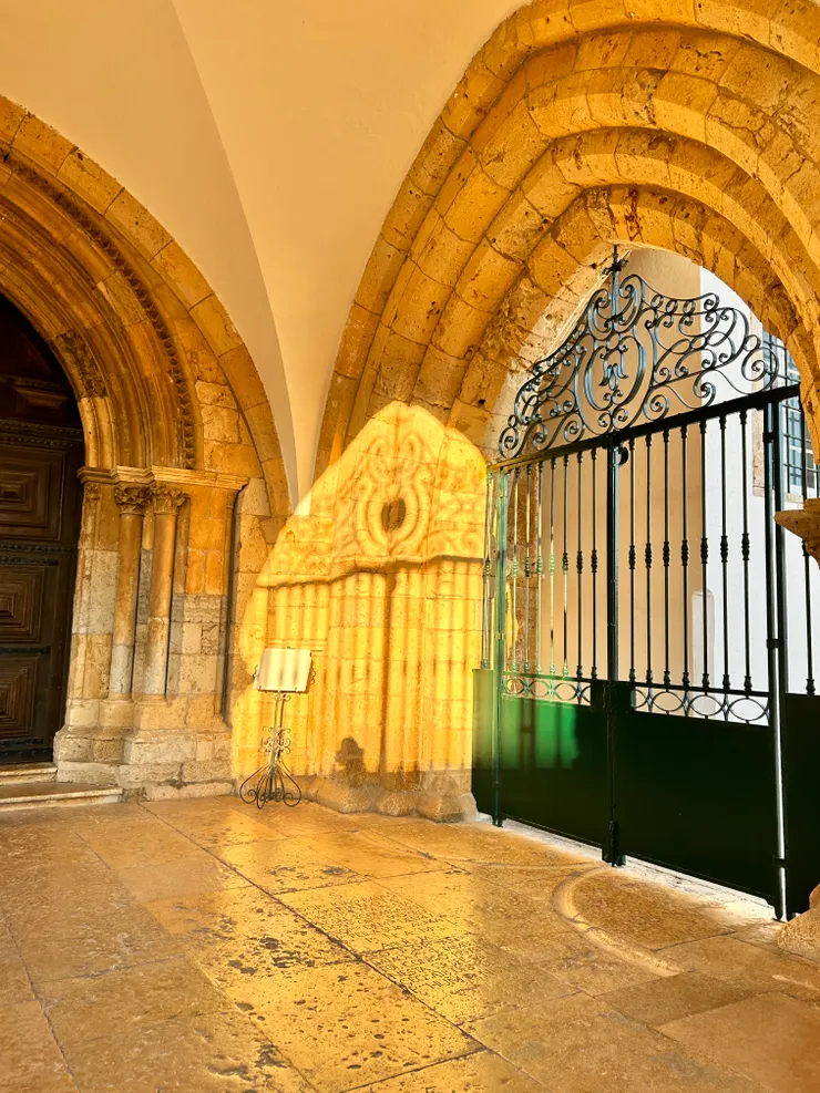 法羅主教堂-夕陽投影出另一側的鍛造花門。