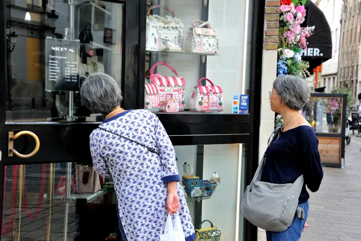 【好奇駐足一家賣包的店Nicky M.櫥窗前】