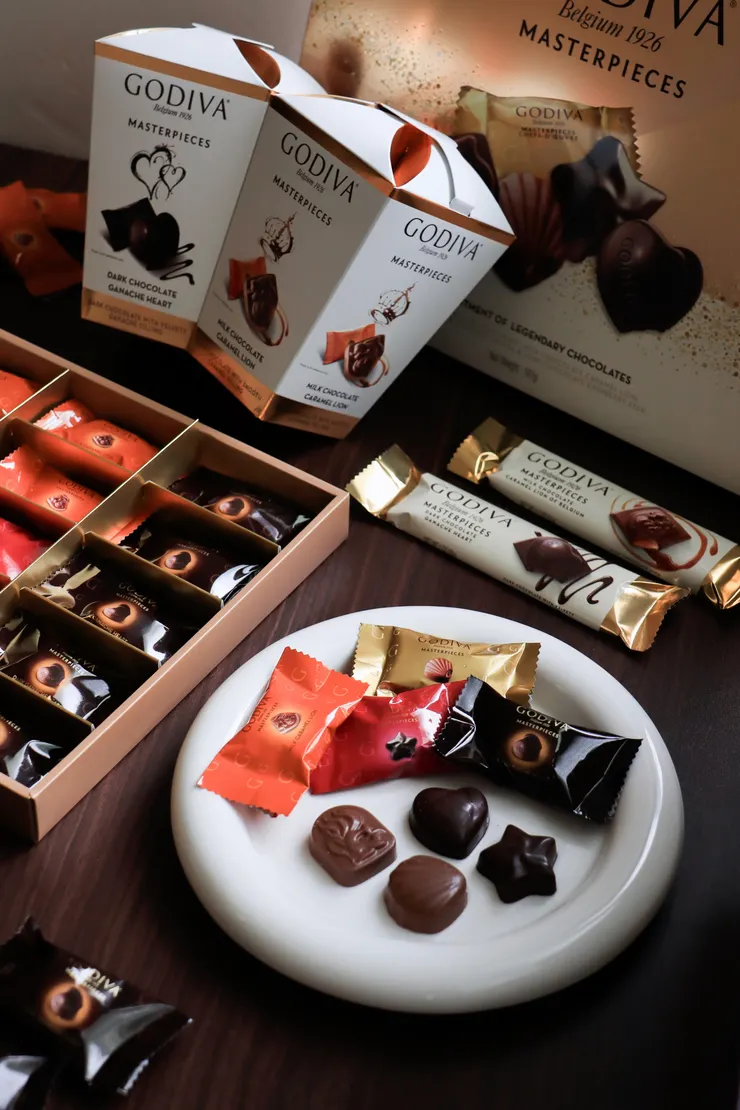 ㄩㄐ今天吃什麼？帶你們吃GODIVA三大熱銷商品！GODIVA首度將經典熱銷的三大系列巧克力一同進全台超商、超市與量販通路！讓大家想吃GODIVA巧克力就能隨時享受！