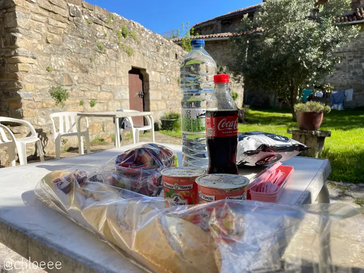 當天晚餐有法棍、草莓、優格、洋芋片