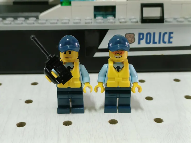 盒組附贈兩名警員