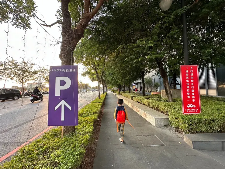 文心秀泰停車場入口處不在文心路上，是在建築物後方《豐偉路》。