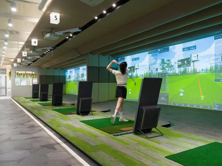 呂賀云設計作品 — Step Golf 室內高爾夫內湖、汐止、台中中港店。（圖片來源：成舍設計）