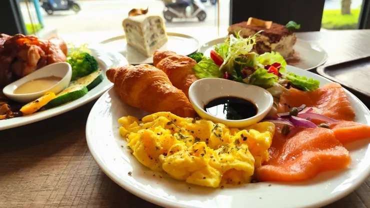 挪威鮭魚早餐盤。（攝影／劉幼軒）