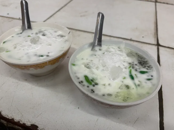 在市場喝了一碗傳統的印尼冰品