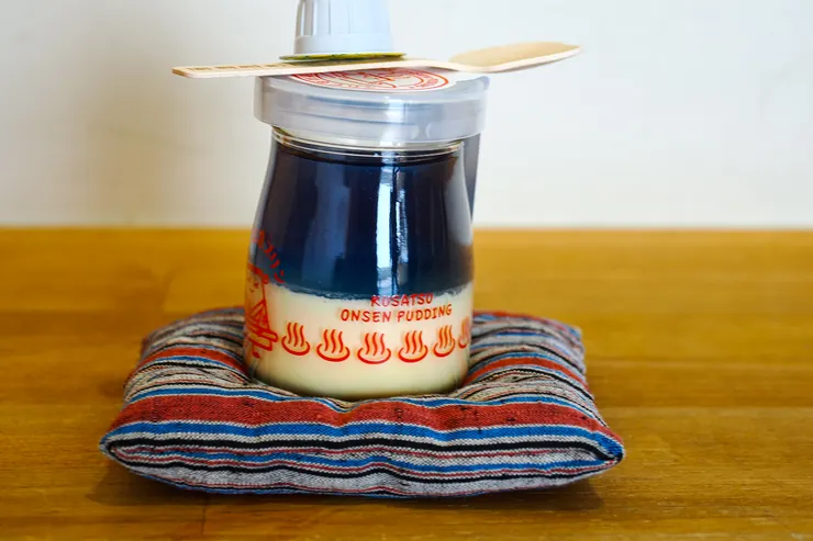 草津溫泉的名物布丁，特色糖漿倒下去後會變色