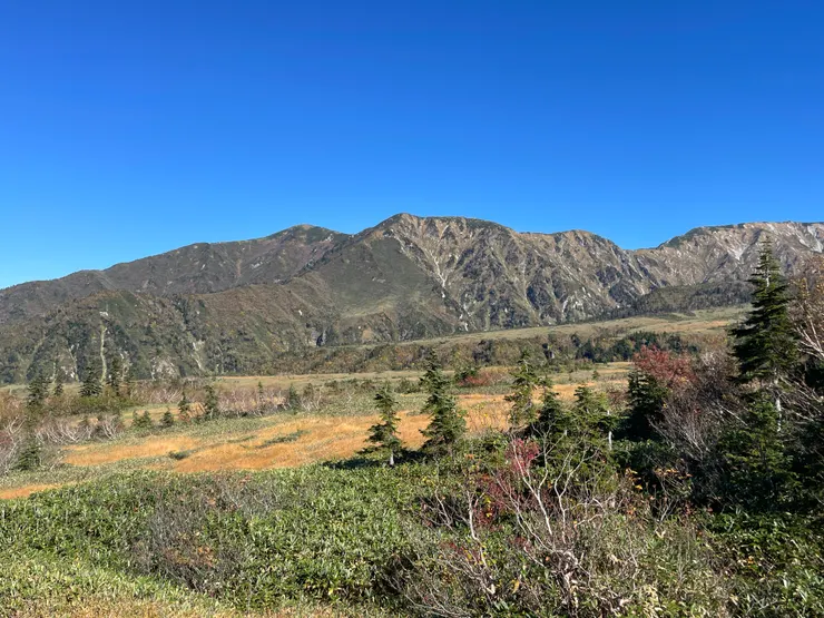 在彌陀之原拍攝的大日連峰,山上有避難小屋,看起來是可以攀登之山。