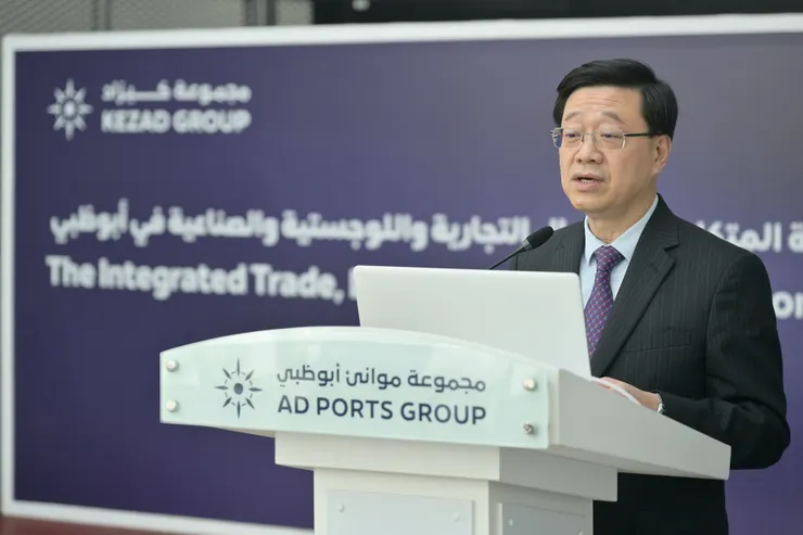 李家超到訪阿布扎比港務局。（行政長官辦公室）