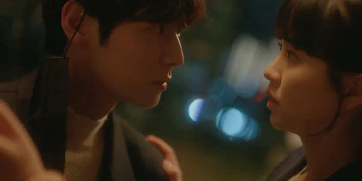 在停車場偷拔金道河口罩被發現的穆率熙。(friDay影音 第2集 64:27)