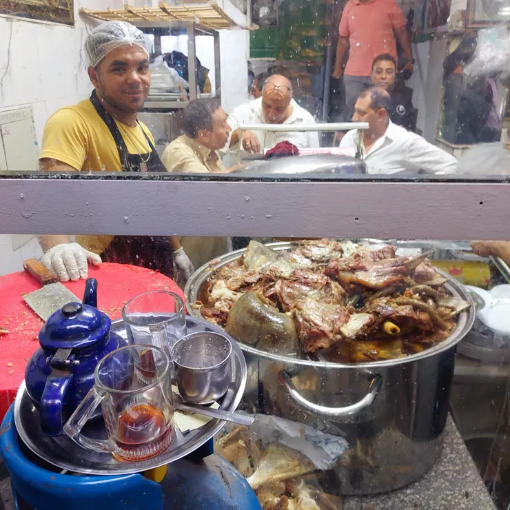 開羅老城區巷弄裡最有名的羊肉店,店員老實靦腆