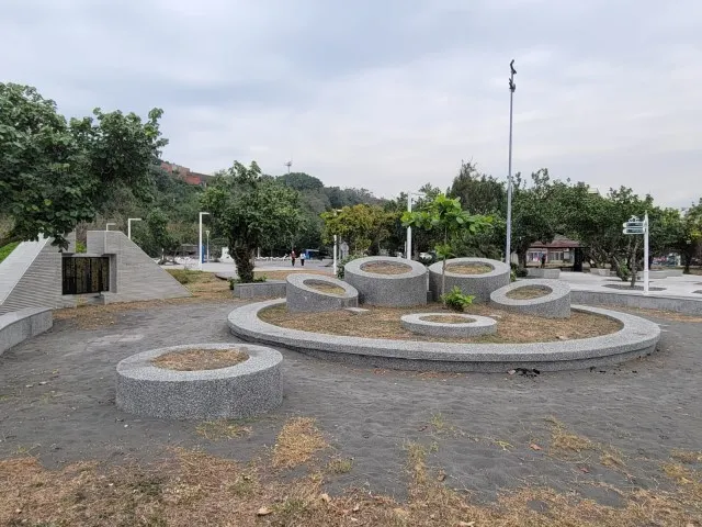 一個仿墓地的紀念碑