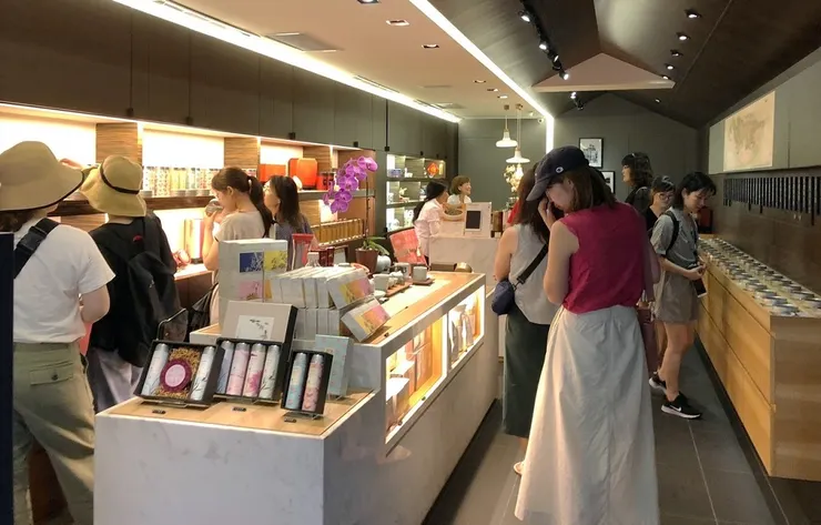 台灣茶禮品是外藉旅客最愛的伴手禮之一，有百年經營史的嶢陽茶行近期外藉旅客接踵而至，門庭若市。（嶢陽茶行提供）。