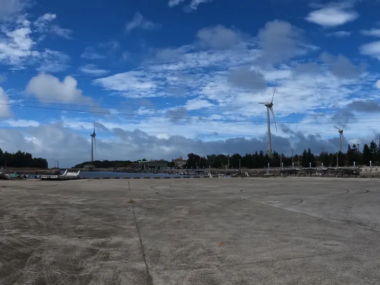 通宵這邊的天空就很藍了。