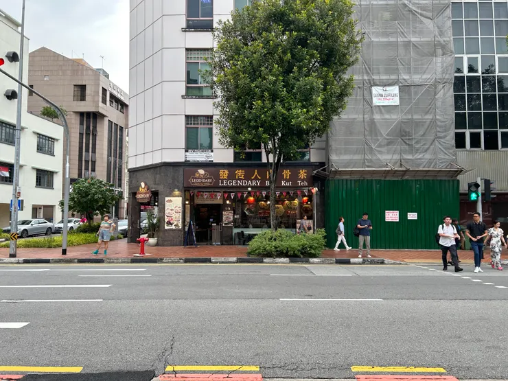 發傳人肉骨茶店門口