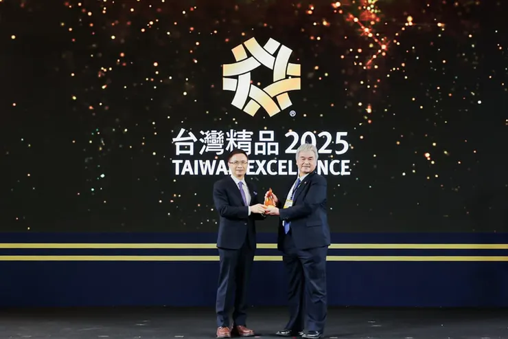 圖說:華廣生技董事長黃椿木(右)接受外貿協會黃志芳董事長(左)頒獎表揚。(圖/ 華廣生技)