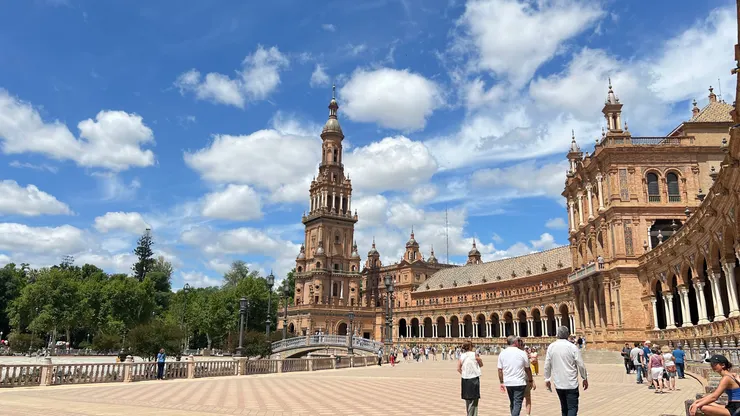 48 個西班牙省份專用的長凳在拱門柱子下方