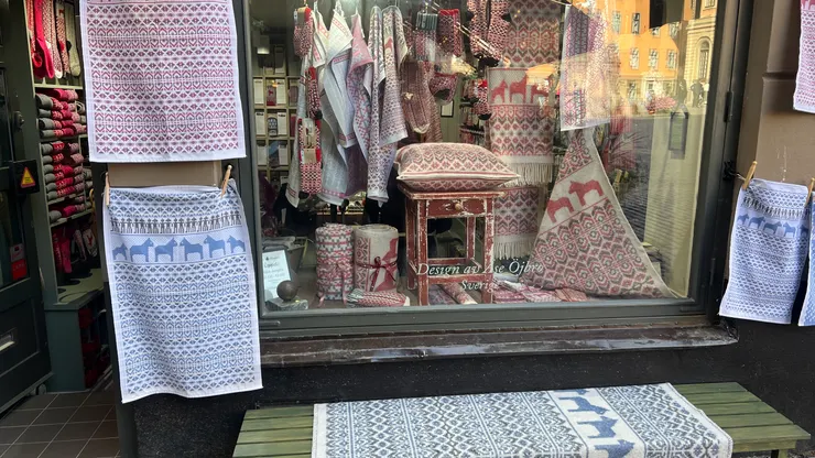 瑞典編織主要沿著布料表面工作,而不是上下穿過布。在手洗碗盤年代擦碗布需求居多。