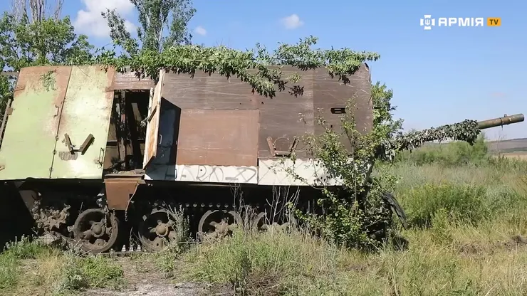 裝甲板的兩側都有開口供人員進出，並沒有延伸到防護履帶側裙的設置。(畫面來源：Армія TV)