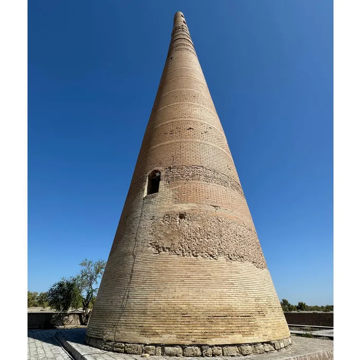 入口離地面有7公尺遠;肉眼可見建築物頂端歪斜