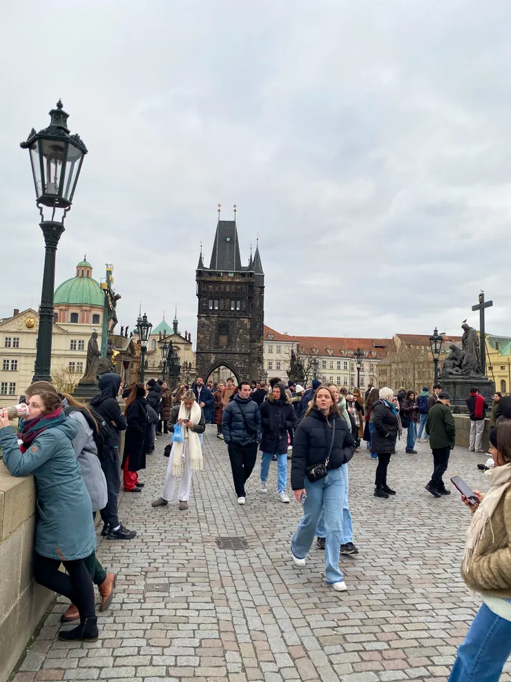 ▲站在查理大橋上，往回望老城橋塔方向的人潮。