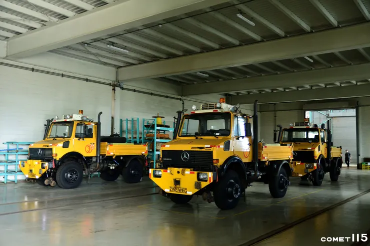 維修廠內停放著多輛路軌兩用工程車