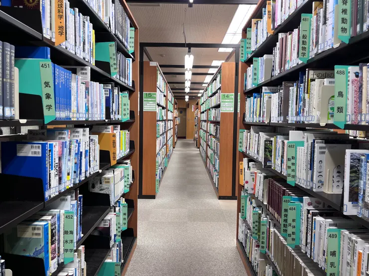 日本福岡縣立圖書館書庫