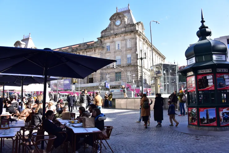 歐美和臺灣不同，人們喜歡在室外休息。