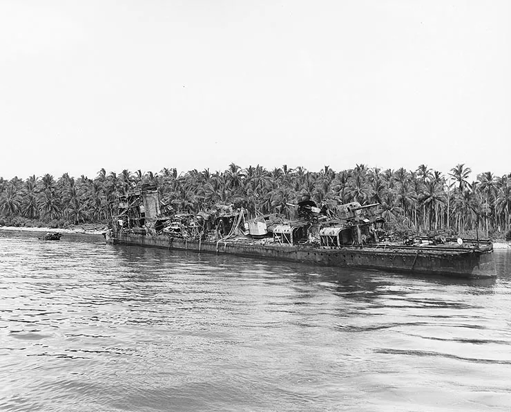 1944年5月8日,科隆班加拉島上被摧毀的長月號殘骸