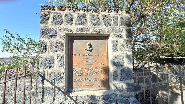 皮瑞尼橋的紀念碑