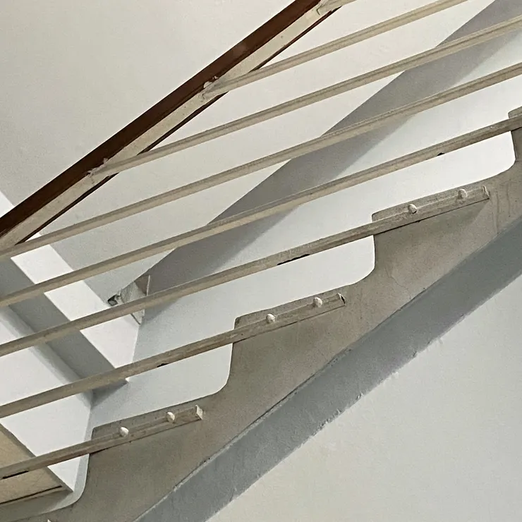 水平欄杆細節，踏階轉折呈圓弧型