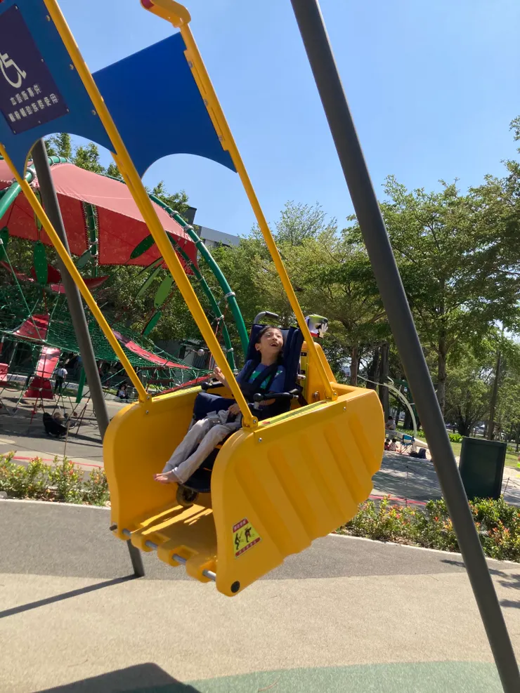 台中黎新公園的輪椅盪秋千於2021年啟用，就近玩不用再跨縣市。