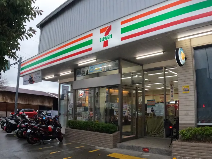 都市的好處就是容易就有便利商店可以躲雨，且腳踏車放在騎樓裡就不怕濕了。