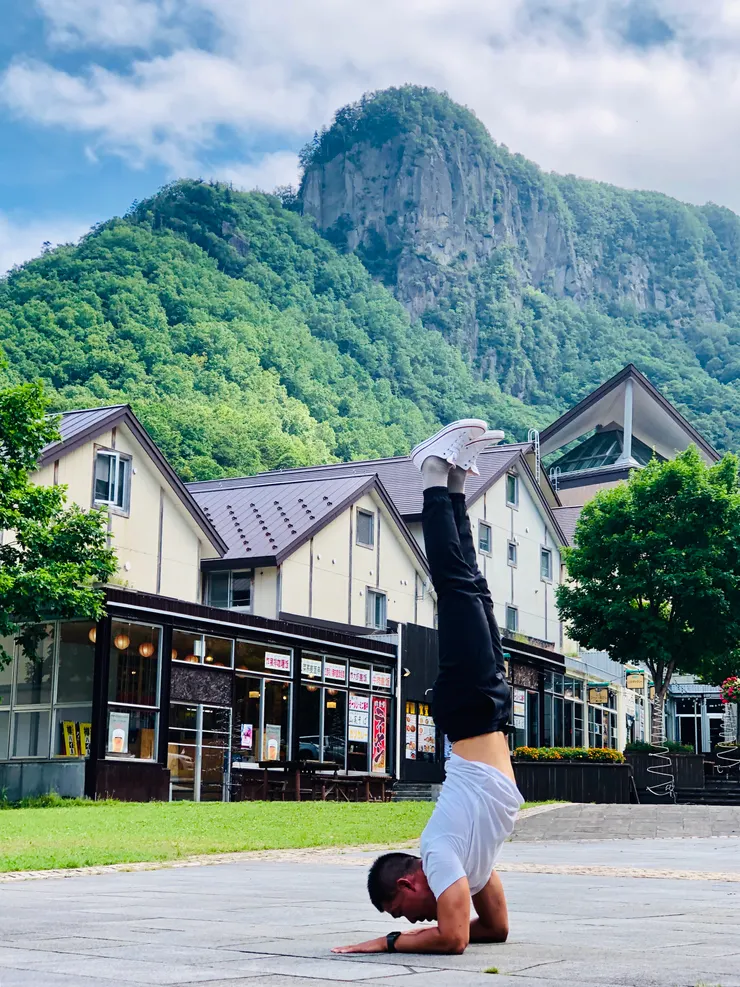 要經過很長時間的專注練習，才能享受手倒立或肘倒立的預備跟整個練習過程。閱讀本身也是。