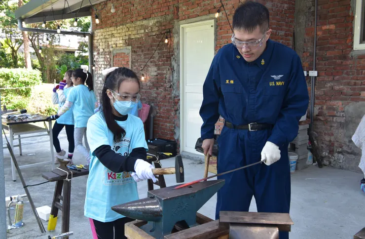 讓孩子們在安全的監督下體驗拿起大鎚在鐵砧上敲敲看!