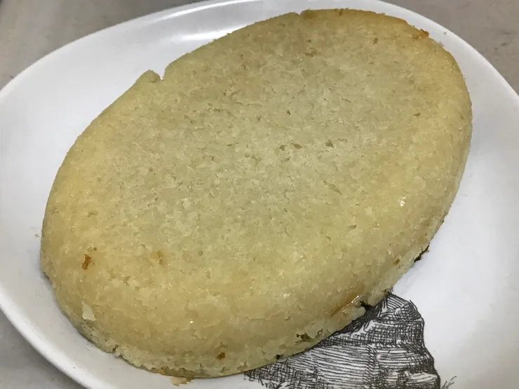 第三個麵包底部烤得特別漂亮，這是翻過了再烤幾分鐘的顏色，一開始只烤正面，翻過來看到的底部顏色比較白