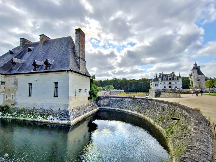 【在昔日舍農索的總管居宅旁望城堡】