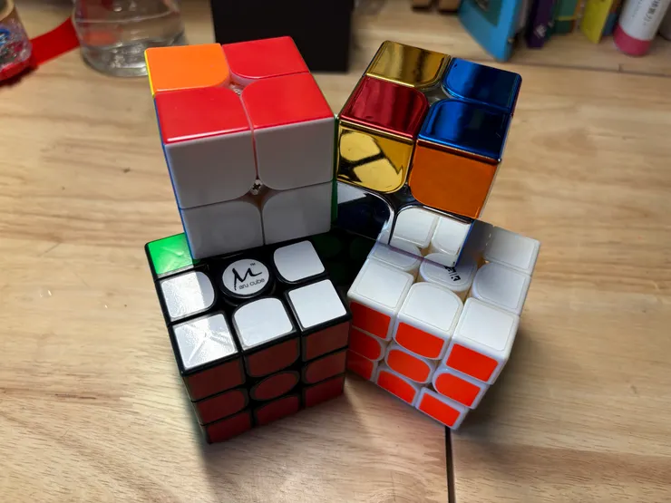 小孩買了一堆魔術方塊，常常在轉⋯