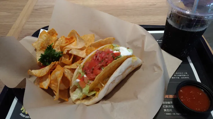 塔可鐘，號稱美國最受歡迎的速食，台北沒有，上海卻能嘗到，證明城市國際化又洋氣，吸引人排隊打卡，一秒感受全球潮流。