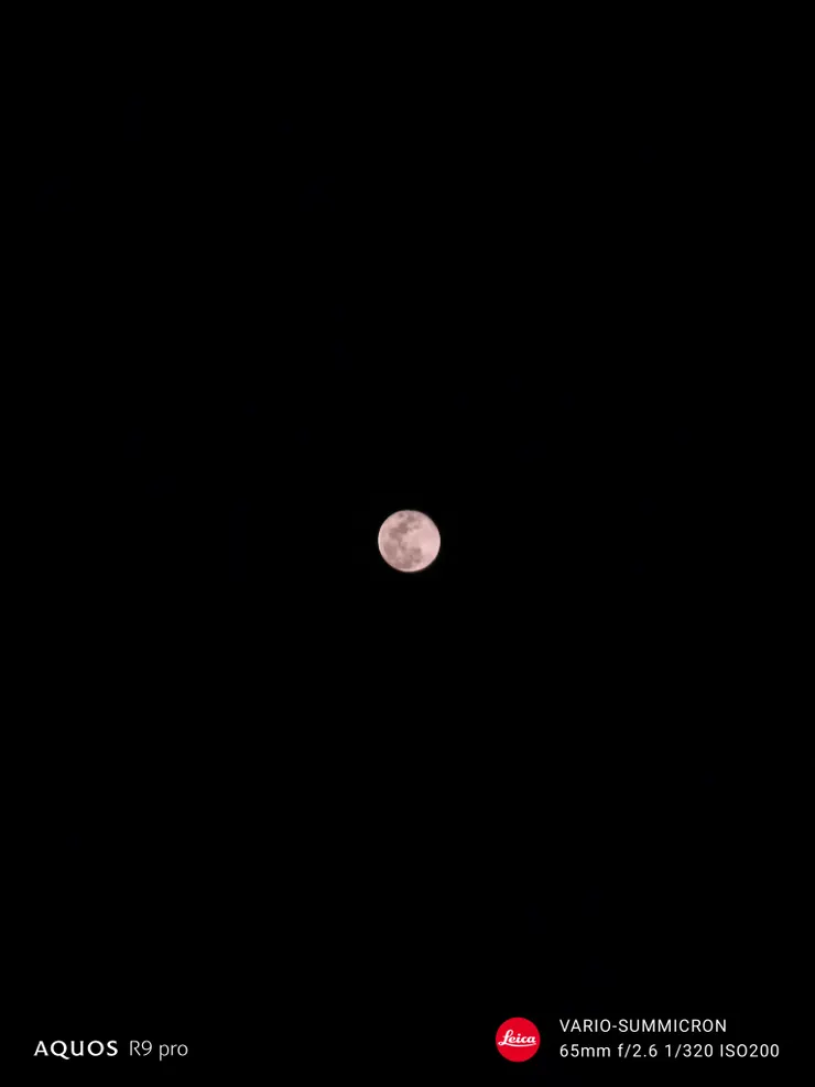 用手動模式順手拍個月亮也是可以(SHARP AQUOS R9 pro,65mm裁切)