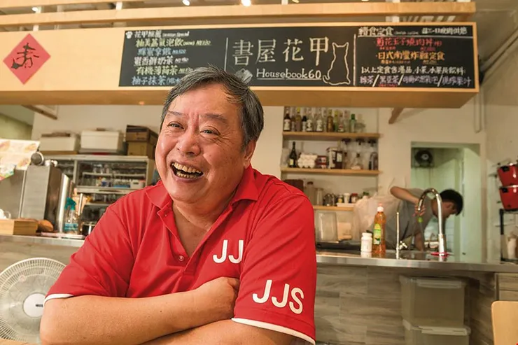 人稱「地表最強里長」的方荷生里長，在其擔任里長任內大力推動轄區內社福計畫，並成立社會企業「書屋花甲」餐廳，解決剩食與弱勢兒少就業輔導問題(圖片來源:台灣光華雜誌)