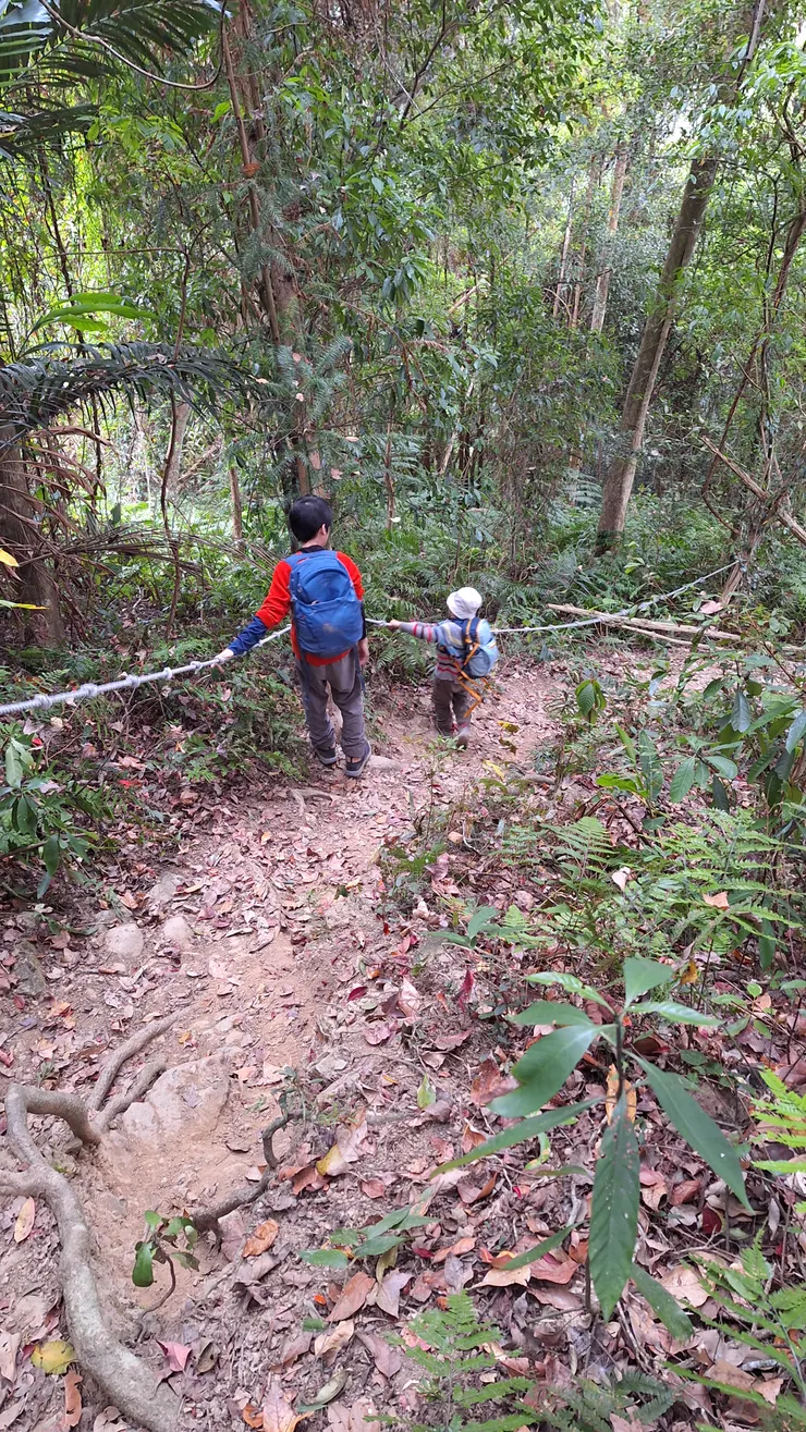 在泥土滑處行走