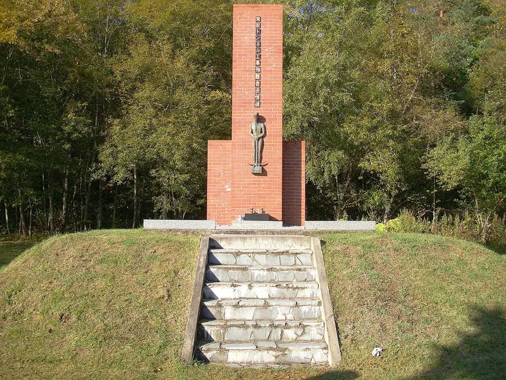 圖片來自：ウィキペディア 常紋トンネル工事殉職者慰霊碑  https://reurl.cc/jvrn6y