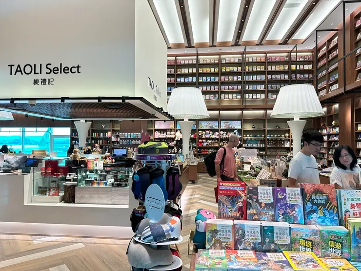 這次來機場二航大巡禮，我從C10走到C1，才發現這座機場美麗書局